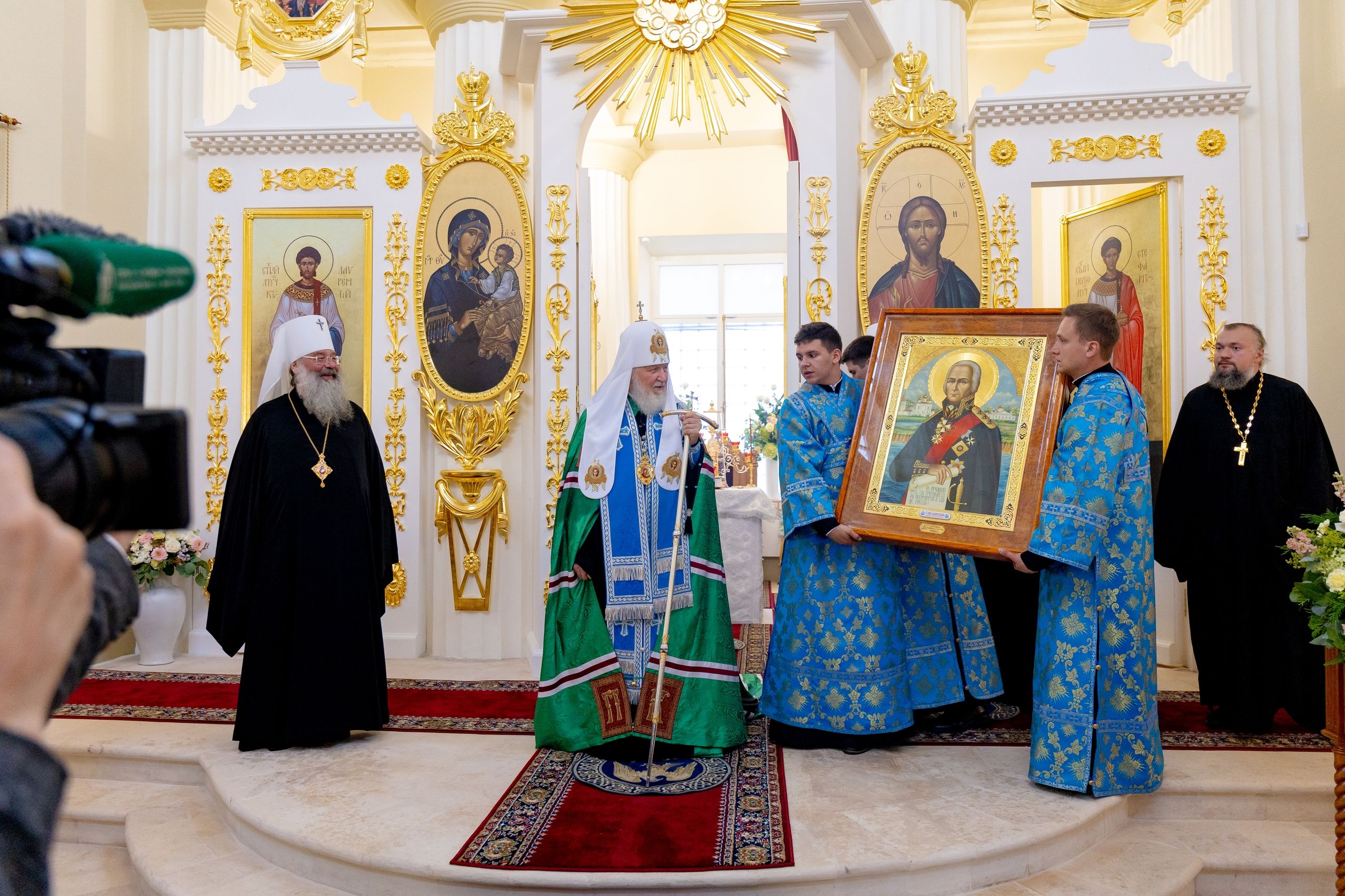 В дар вновь освященному храму Предстоятель Русской Церкви передал икону святого праведного воина Феодора Ушакова